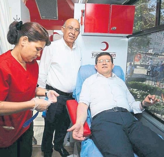 Kızılay’ın kan toplama aracına Çavuşoğlu engeli