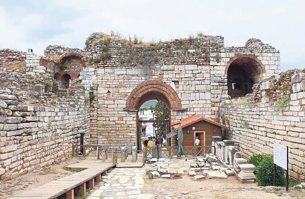 izmir-ayasuluk-tepesinde-gecmisin-izinde-1791564230513.jpeg