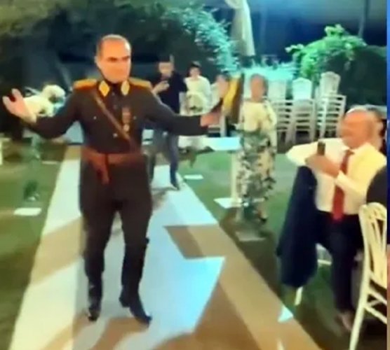 Atatürk’e benzerliğini ticarete dönüştürdü