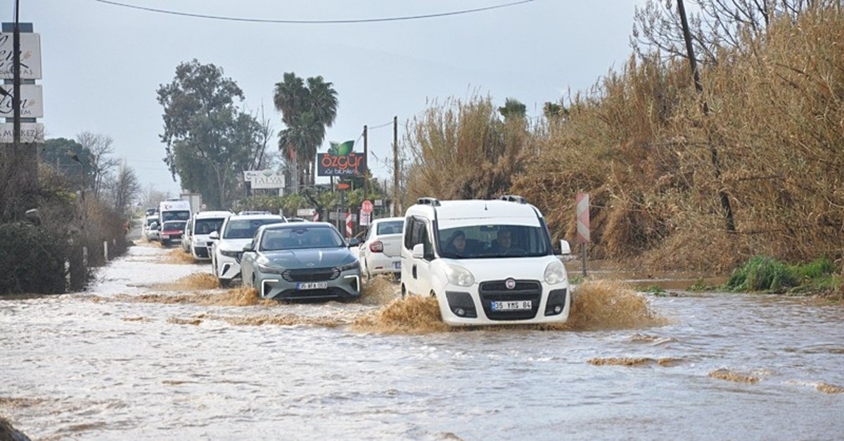 Yağış sonrası hep aynı manzara! İzmirli bıktı, usandı: Altyapı çalışmaları bir an önce tamamlanmalı