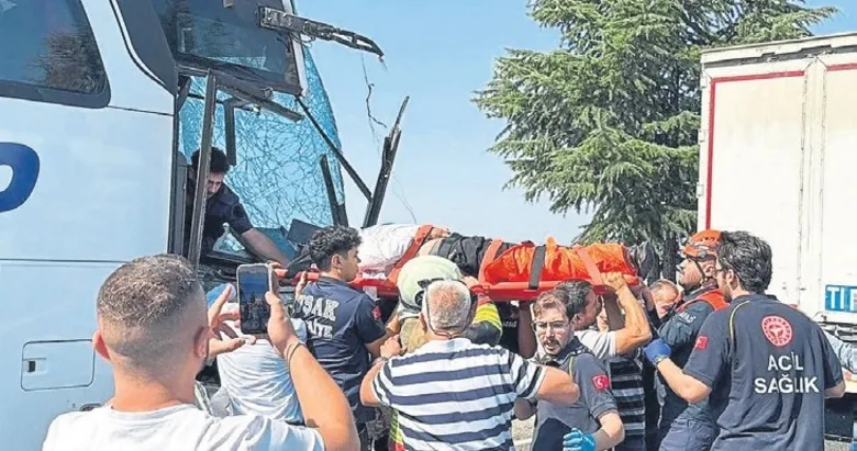 Yolcu otobüsü kamyona çarptı: 1’ı ağır 8 yaralı