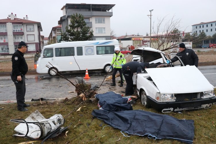 Kütahya-Afyonkarahisar Çevre Yolu’nda feci kaza: 2 ölü, 3 yaralı