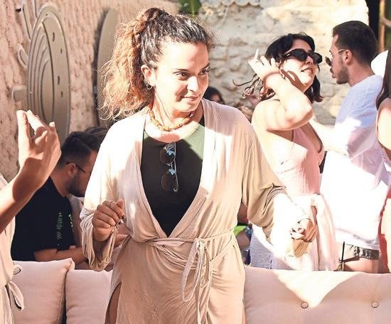 Açılışa ünlü akını