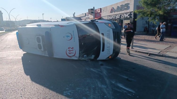 İzmir’de ambulans ile kamyonet çarpıştı: 3 yaralı