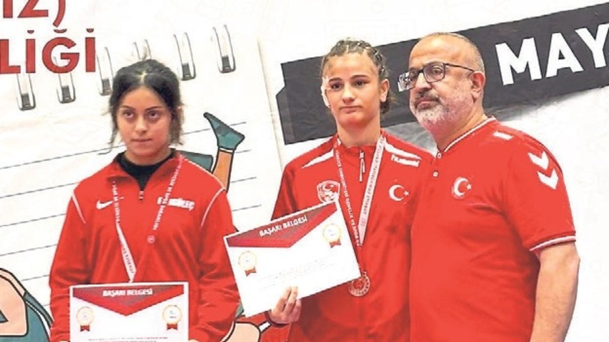 Tireli kadın güresçiler madalya ile döndü