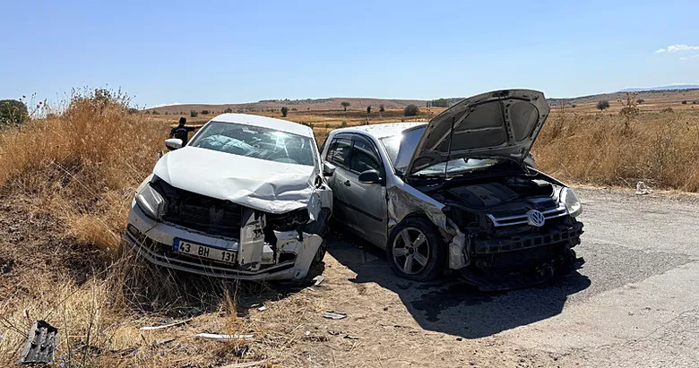 Kütahya’da korkutan kavşak kazası: 3 kişi yaralandı