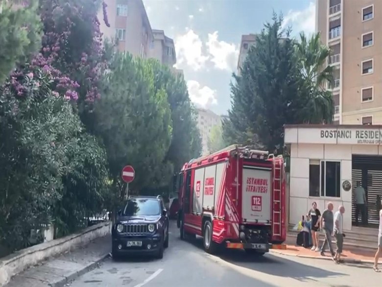 Kadıköy’de 10 katlı binada yangın!