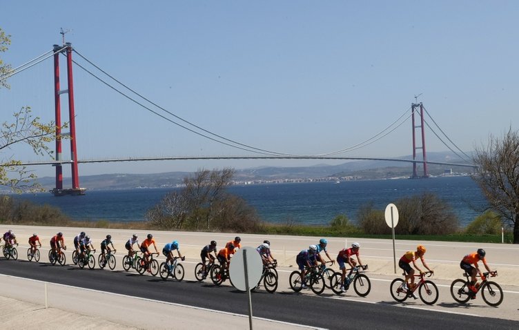57. Cumhurbaşkanlığı Türkiye Bisiklet Turu’nda tarihi etap! 1915 Çanakkale Köprüsü’nden geçildi