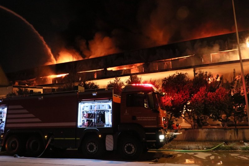 İzmir’deki büyük fabrika yangını kontrol altında