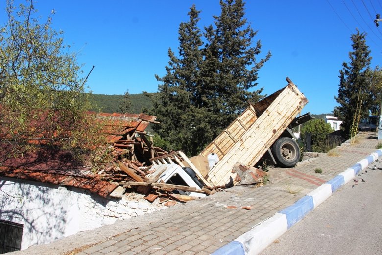 Ev salçası yaparken evinin çatısından içeri kamyon girdi