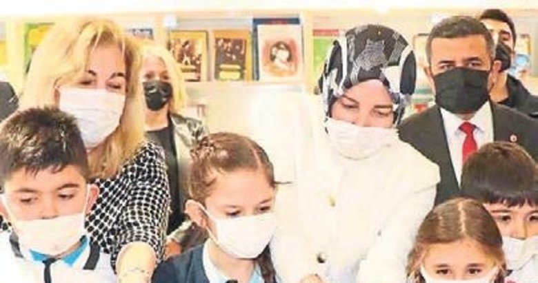 Bakan Özer’in eşinden İzmir’de okul ziyaretleri