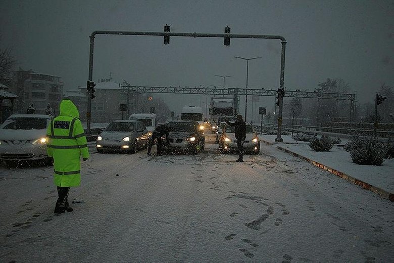 İzmir-Ankara D300 karayolu 1 saat trafiğe kapalı kaldı! Ulaşıma kar engeli