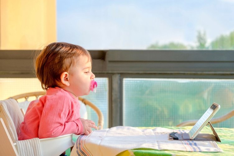 Yemek yerken tablet ve çizgi film ile oyalanan çocuklar tehlikede