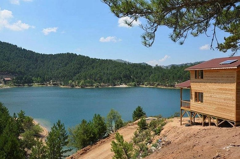 Gölet, orman ve bungalov evleri eşsiz bir manzara sunuyor