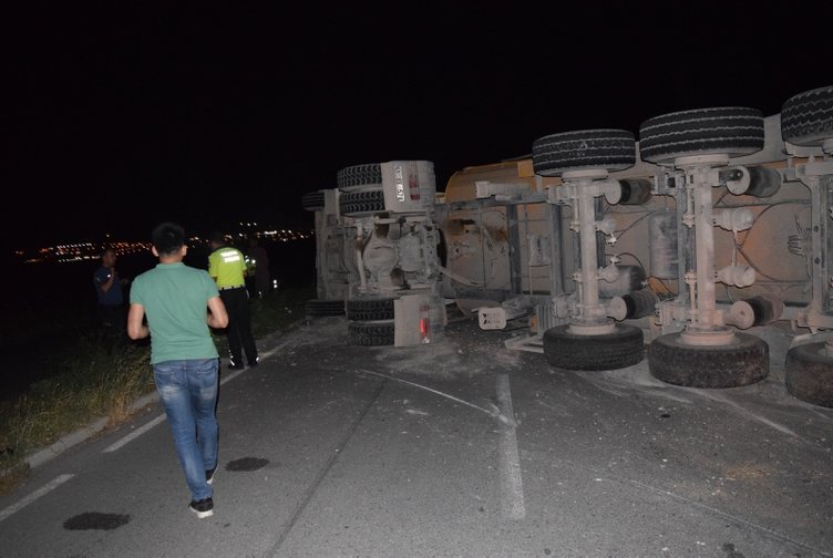 İzmir’de çakıl yüklü TIR devrildi: 1 yaralı