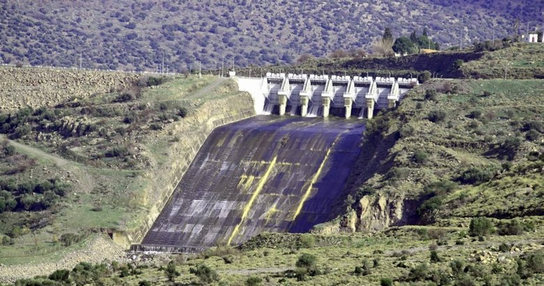 İzmir’deki Güzelhisar Barajı’nda su seviyesi yarıya indi