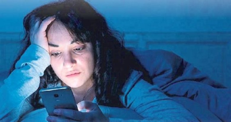 Gece cep telefonuna bakmak uykusuzluğa neden oluyor