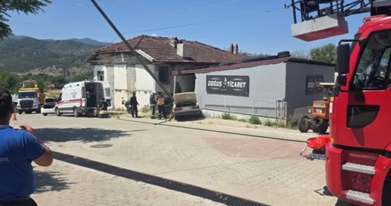 Denizli’de feci kaza! Kontrolden çıktı, duvara ok gibi saplandı: Yaşlı çiftten acı haber