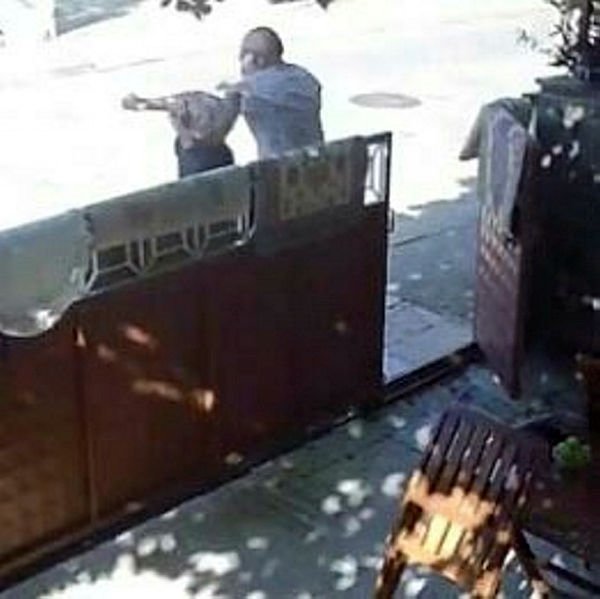 Komşuya yumruklu saldırı kamerada