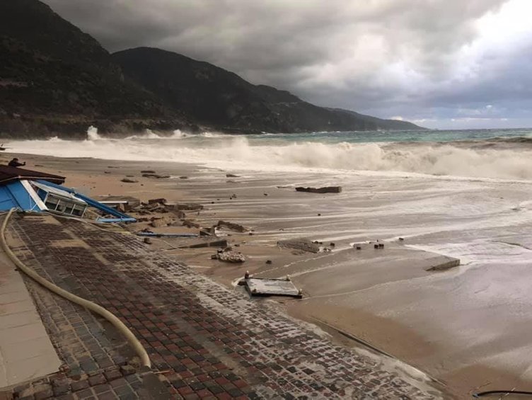 Ölüdeniz’de sahile vuran dev dalgalar kulübeleri yıktı