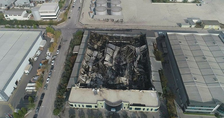 İzmir’de yanan plastik fabrikasında zarar 10 milyon euro: Bölge havadan görüntülendi