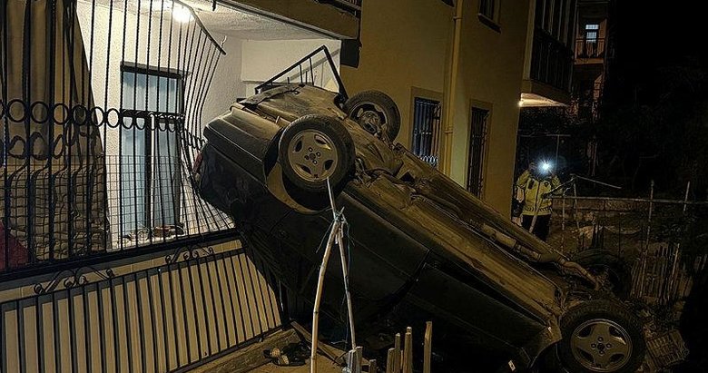 Muğla’da görenleri şaşırtan kaza! Evin balkonuna otomobil düştü