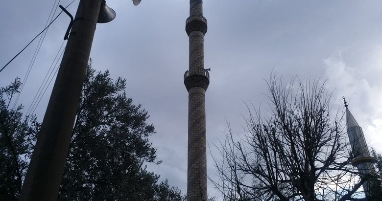 Fırtına minarenin külahını uçurdu