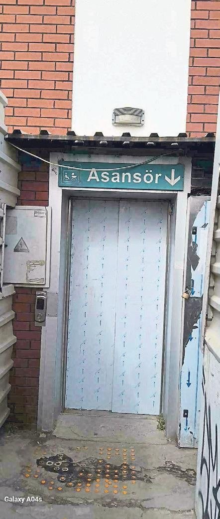 Bornova esnafı çöplere isyan etti