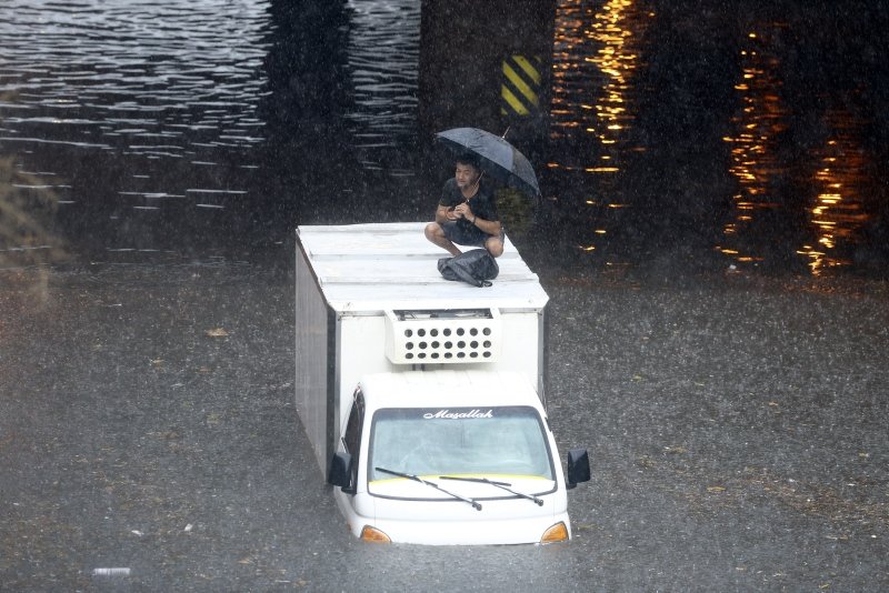 İstanbul’da sağanak nedeniyle yolları su bastı, vapur seferleri iptal