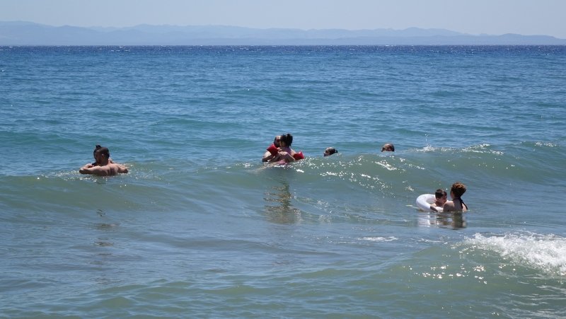 Çanakkale’de öğrenciler sınava girdi, tatilciler sahilde serinledi
