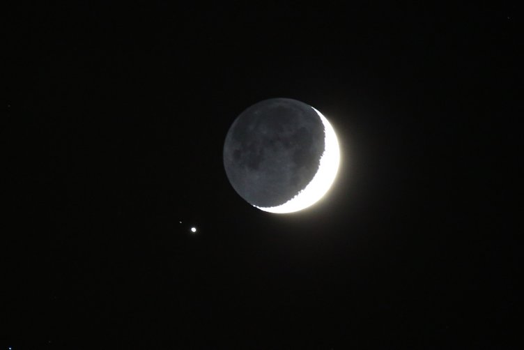 Ay ve yıldız gökyüzünde buluştu