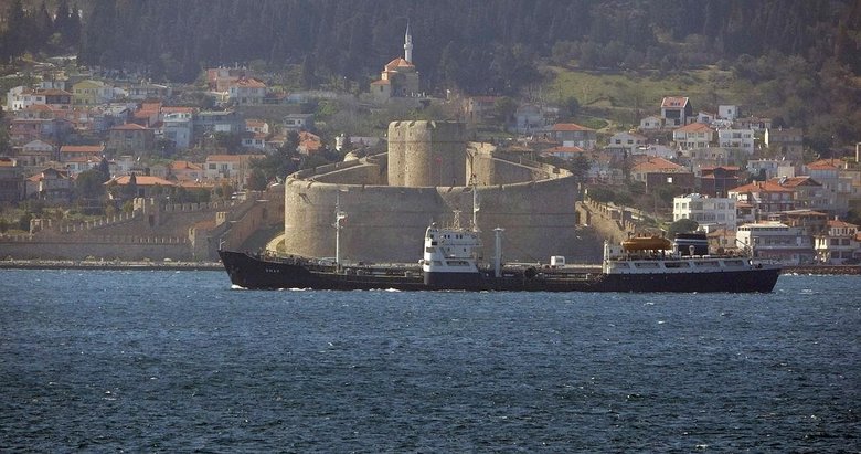 Rus donanmasına ait tanker ‘IMAN’, Çanakkale Boğazı’ndan geçti
