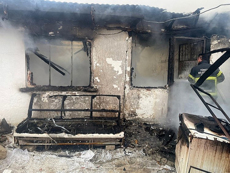 Afyon’da yangın paniği: Baba, kapıyı kırarak çocuklarını alevlerden kurtardı
