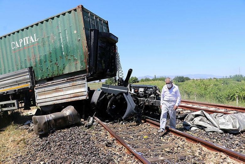 Manisa’da korkunç kaza! Manisa’da raylara giren TIR ikiye ayrıldı
