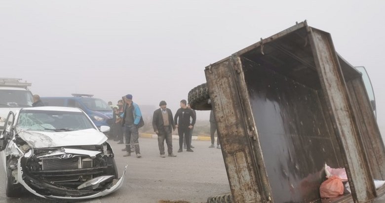 Afyonkarahisar’da otomobil traktör römorkuna çarptı! 7 kişi yaralandı
