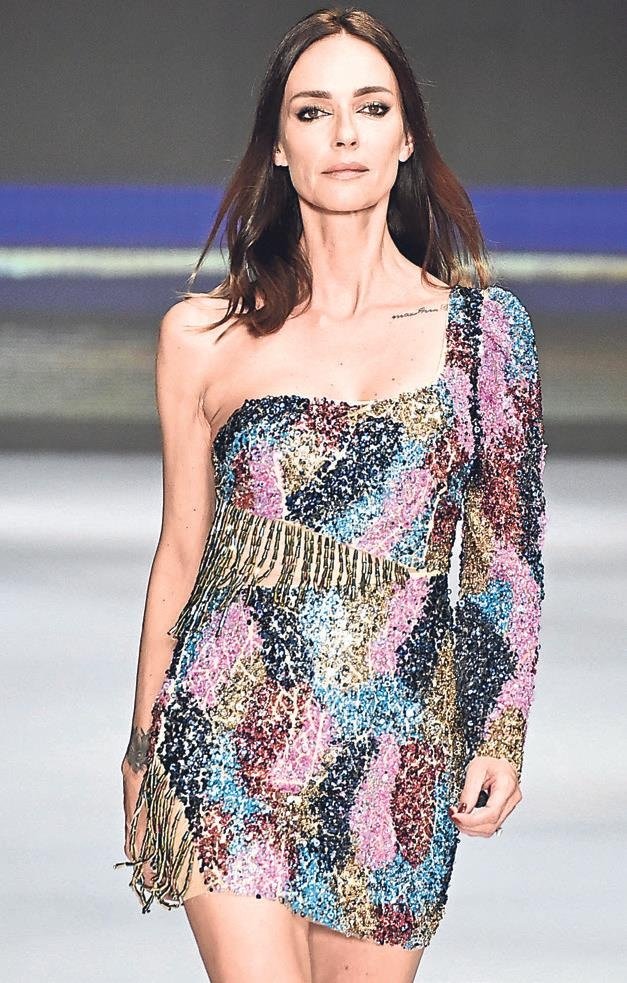 Ünlü modeller İzmir’de gelinlik giyecek