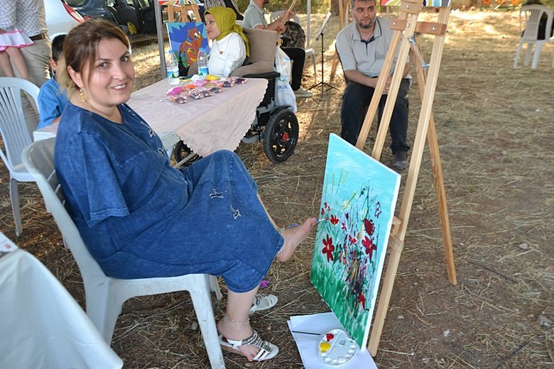 Elleri olmayan Ayşe ayaklarıyla hayata tutunuyor