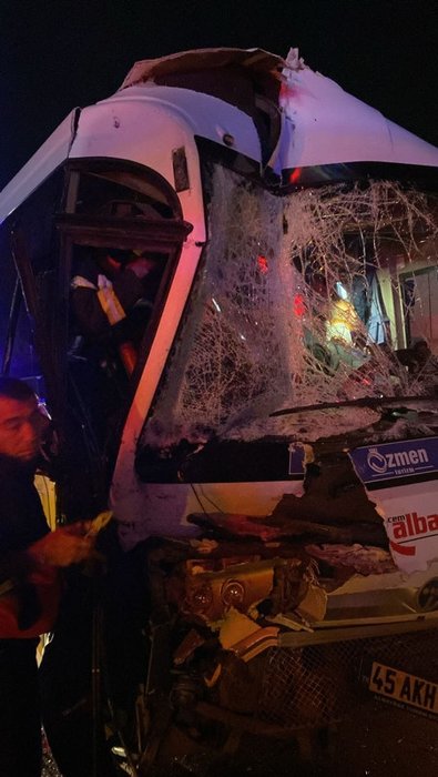 Manisa’da feci kaza! Servis minibüsü TIR’a çarptı