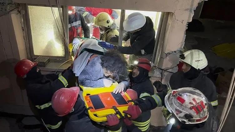 Türkiye’yi duygulandıran hikaye: Enkaz altında itfaiyecilere verdiği sözü tuttu!