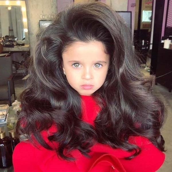 5 yaşındaki Mia uzun saçlarıyla sosyal medyada popüler oldu