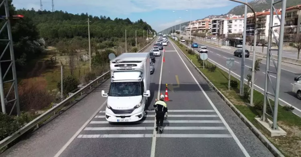 Muğla'da bayram telaşı başladı! O ilçelerde araç kuyrukları 2 kilometreyi buldu