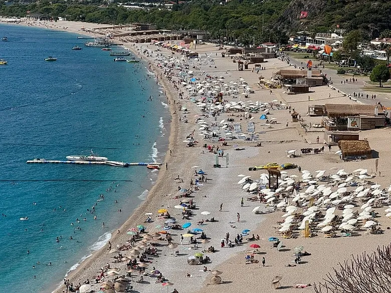 muglada-sahiller-tiklim-tiklim-yaz-uzayinca-vatandaslar-kendini-denize-birakti-1790434546841.jpeg