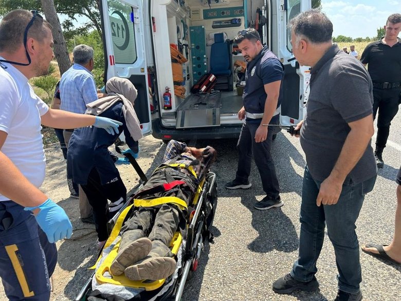 Manisa’da otomobil ağaca çarptı: 1 ölü 4 yaralı