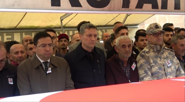 Genç polisin cenazesinde eşi fotoğrafına sarılarak ağladı