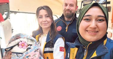 Aceleci bebek hayata ambulansta başladı