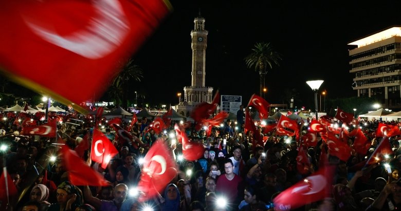 İzmir demokrasi nöbetine koştu