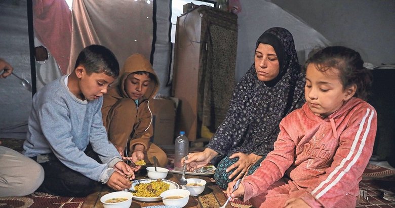 Yokluğun ve belirsizliğin gölgesinde iftar açtılar