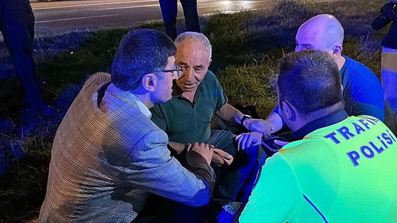 Eşiyle el ele tutuşup karşıya geçerken can verdi