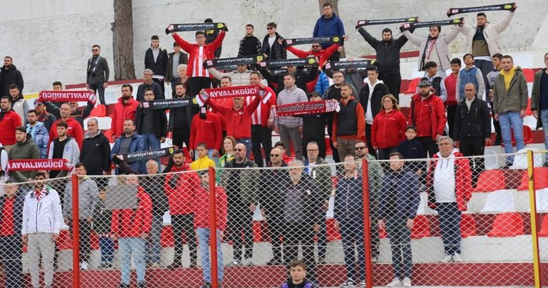 Ayvalıkgücü ile 1966 Edremitspor depremzedeler için sahaya çıktı