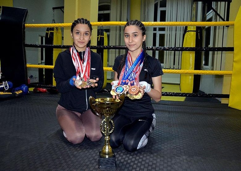 Kendisi olamadı kızlarını destekledi! Aydın’da kick boksçu kız kardeşler babalarının hayali için ringte